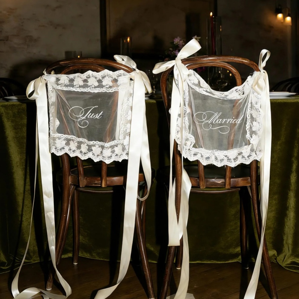 Champagne Tower Set - 2 個のパーソナライズされたレースの新婚椅子サイン、新郎新婦用ウェディングシアー レースサイン、カスタムウェディングチェアバナー